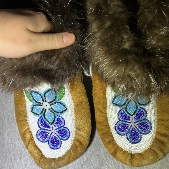 Beaver fur blue beaded flower moccasin - Picture 3 of 7
